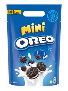 Oreo biscuits with a vanilla-flavoured cream filling in a bag